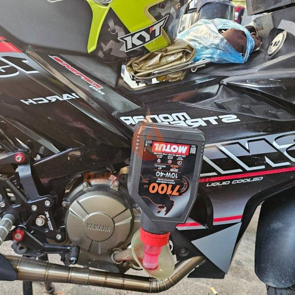 Nhớt Motul 7100 10W40 1L - góc nhìn 2